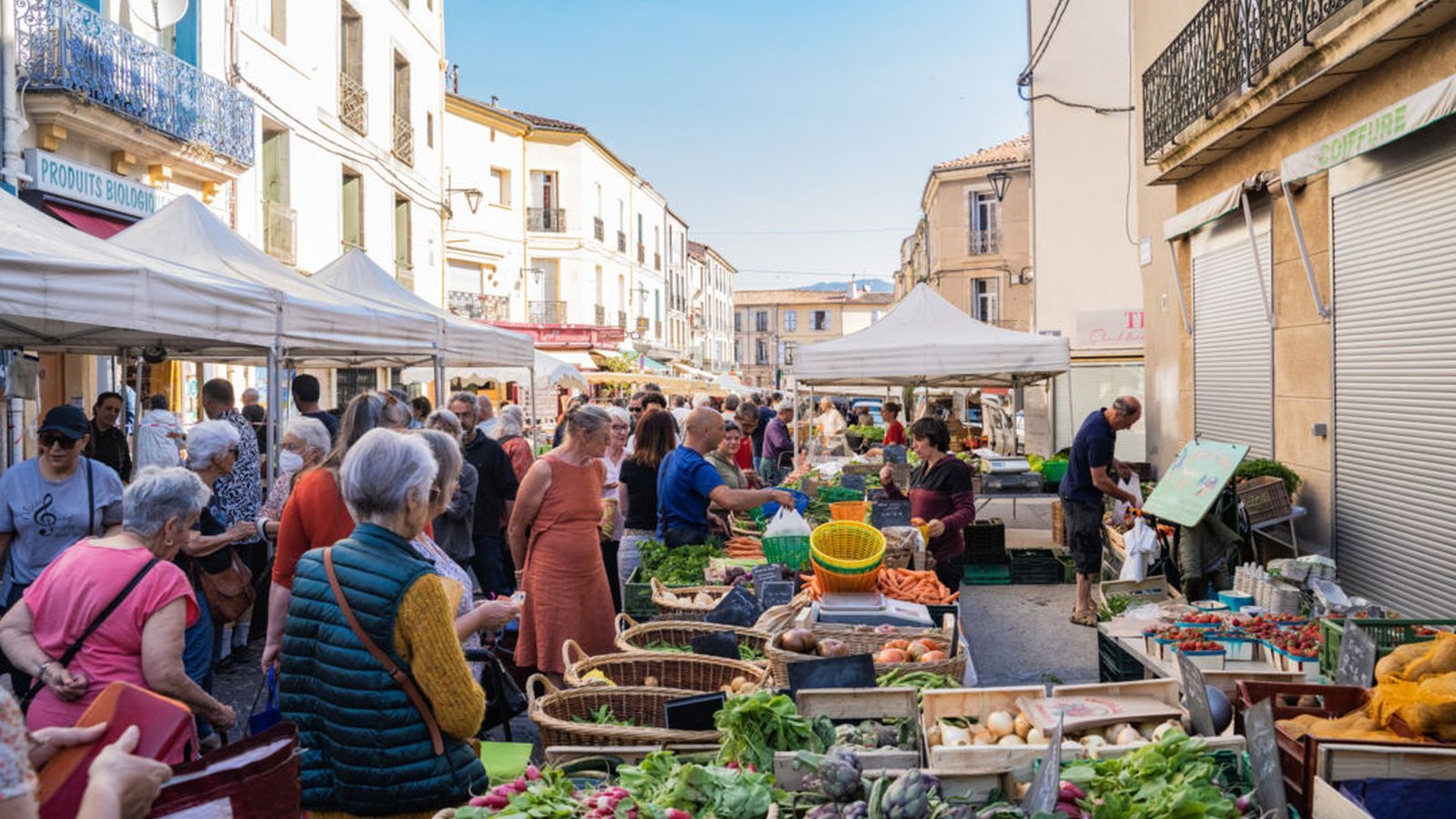Marché en centre-ville, étals de fruits et légumes